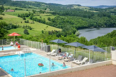 Flower Camping de Mars - Blick auf den Pool und den Fluss