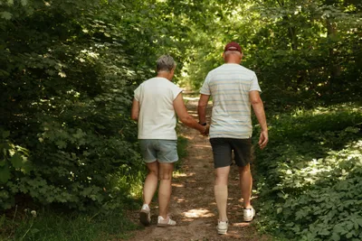 Negende Zaeligheyt - Camper gehen im Wald spazieren