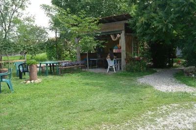 Camping De Oude Wilg - Grillpavillon mit Sitzgelegenheiten davor