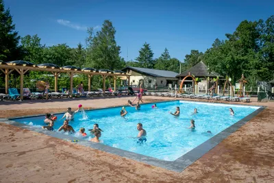 Camping De Pampel  - Pool im Freien mit Liegestühlen und Sonnenschirmen