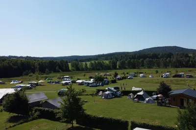 Camping De Regenboog - Blick auf die Standplätze auf der Wiese