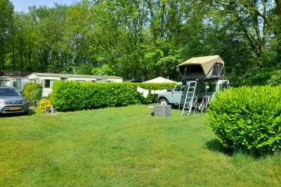 Camping De Vechtkamp - Camper mit Dachzelt auf dem Campingplatz