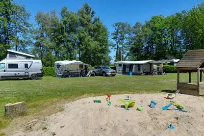 Camping De Vechtkamp - Sandkasten und Standplätze