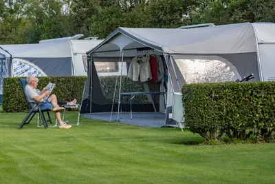 Minicamping De Visser - Camper entspannen auf ihrem Standplatz im Grünen