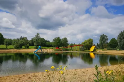 Camping De Waay - Badesee mit Rutschen auf dem Campingplatz