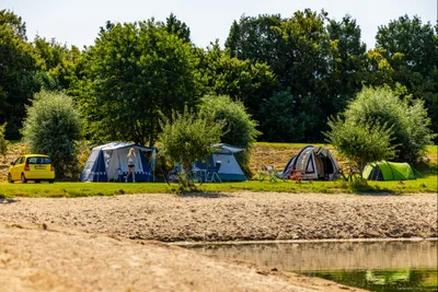 Camping De Waay - Standplätze im Grünen auf dem Campingplatz