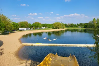 Camping De Waay - Blick auf den Badesee mit Rutschen