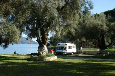Camping Dessimi Beach - schattiger Wohnmobilstellplatz am Meer auf dem Campingplatz 