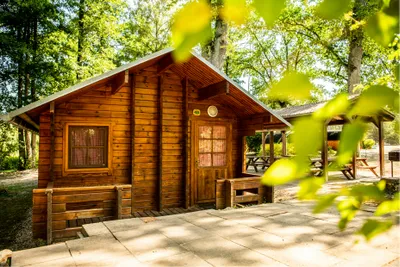 DieOutdoorSchmiede  - Blockhütte auf dem Campingplatz