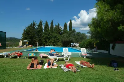 Camping Dionysus -  Pool mit Liegestühlen und Sonnenschirmen auf dem Campingplatz 