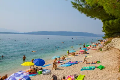 Camping Dole -  Gäste am Badestrand vor dem Campingplatz