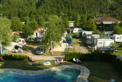 Dolomiten Camping Amlacherhof  -  Wohnwagen- und Zeltstellplatz zwischen Bäumen auf dem Campingplatz