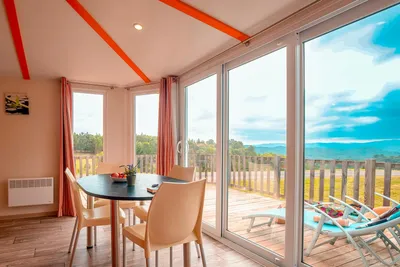 Yelloh! Village Domaine d'Arnauteille - Mietunterkunft mit Terrasse auf dem Campingplatz
