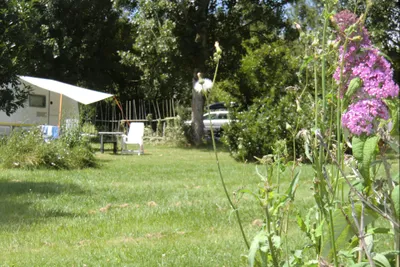 Camping Domaine du Bien Vivre - Standplätze im Grünen auf dem Campingplatz