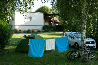 Camping Domaine du Bien Vivre - Blick auf einen Zeltplatz zwischen den Bäumen