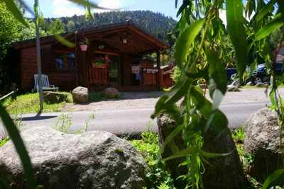 Camping Domaine du Haut des Bluches - Mobilheim-Chalets auf dem Campingplatz