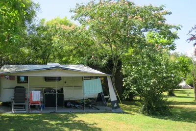 Domaine Le Poteau - Wohnwagenstellplatz im Grünen auf dem Campingplatz