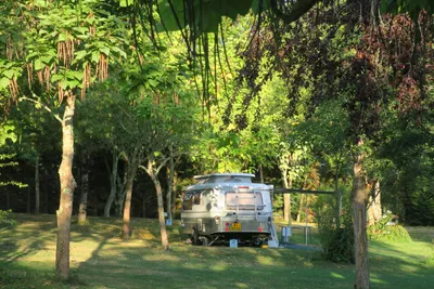 Domaine Le Poteau - Wohnmobil- und  Wohnwagenstellplätze im Schatten der Bäume