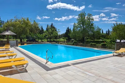Camping Domaine Le Vernis  - Pool im Freien mit Liegestühlen und Sonnenschirmen