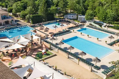 Camping Domaine Les Ranchisses  -  Luftaufnahme vom Pool auf dem Campingplatz
