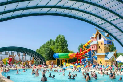Camping Municipal Champ de Course - Blick auf das Freibad mit Wasserrutschen