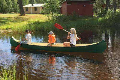 Doro Camping Lappland - Kajak fahrende Gäste auf dem Fluss