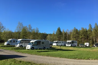 Doro Camping Lappland -  Wohnwagenstellplätze im Grünen auf dem Campingplatz