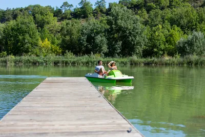 Yelloh! Village Douce Provence  Camping l'Oasis de Provence - Gäste fahren Boot auf dem See
