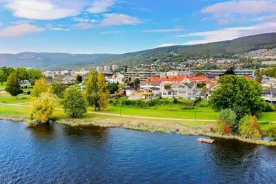 Drammen Camping - Blick auf den Campingplatz am Fluss