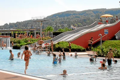 Drei-Länder-Camp  - spielende Kinder im Pool vom Campingplatz mit Wasserrutsche