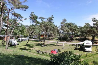 Campingplatz Drewoldke  -  Blick auf den Wohnwagen- und Zeltstellplatz vom Campingplatz am Meer