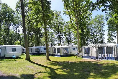 Campingplatz Drewoldke  - Wohnmobile auf dem Campingplatz zwischen Bäumen