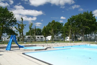 Ebeltoft Strand Camping  -  Pool vom Campingplatz mit Kinderbecken und Wasserrutsche