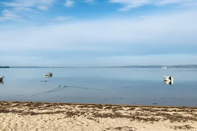Ebeltoft Strand Camping  - Boote im Meer am Strand vom Campingplatz