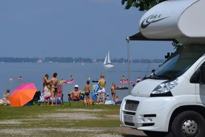 Camping Echo  -  Stellplatz vom Campingplatz am Ufer vom Badesee