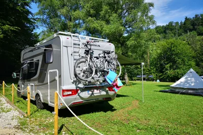 ECO River Camp  -  Wohnmobil auf dem Wohnwagen- und Zeltstellplatz vom Campingplatz