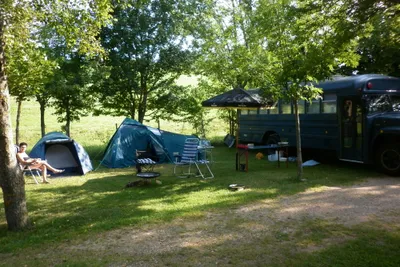 Camping Ecochiocciola - Wohnwagen- und Zeltstellplatz unter Bäumen