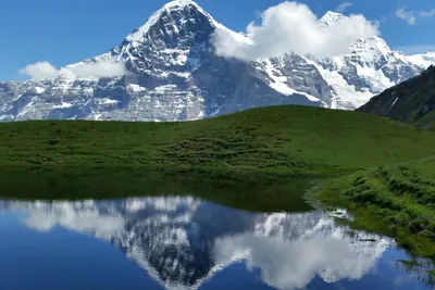 Camping Eigernordwand  - Fluss in der Nähe vom Campingplatz mit Blick auf schneebedeckte Alpen