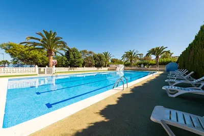 Camping el Cid  -  Pool vom Campingplatz mit Liegestühlen im Schatten