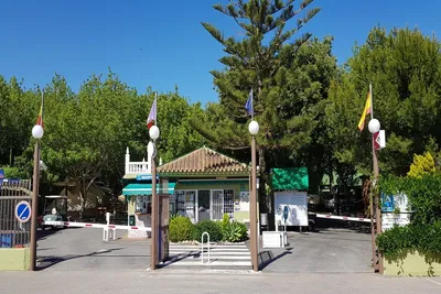 Camping El Pino - Einfahrt und Rezeption des Campingplatzes
