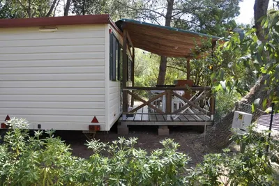Elbadoc Camping - Mobilheim mit Terrasse auf dem Campingplatz