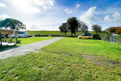 Elbdeichcamp Brunsbüttel - Standplatzwiese auf dem Campingplatz