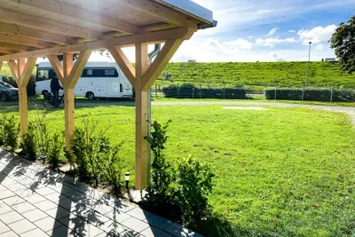 Elbdeichcamp Brunsbüttel - Standplätze auf der Wiese auf dem Campingplatz