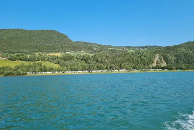 Elstad Camping - Blick auf den Campingplatz am Ufer