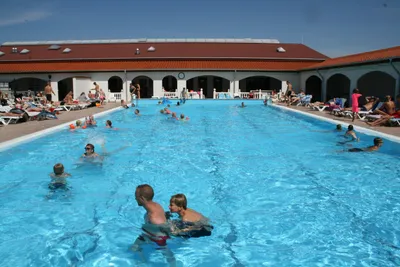 Emmerbølle Strand Camping - Gäste des Campingplatzes schwimmen im Pool