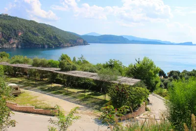 Camping Enjoy Lichnos -  Wohnwagenstellplätze im Grünen mit Blick auf das Meer auf dem Campingplatz
