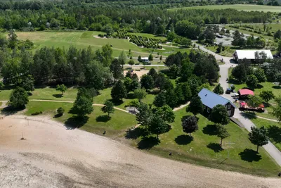 Erholungspark Mondsee - Umgebung des Campingplatzes mit Feldern und Bäumen 