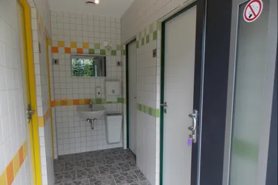 Erzgebirgscamp Neuclausnitz - Innenansicht des Sanitärgebäudes