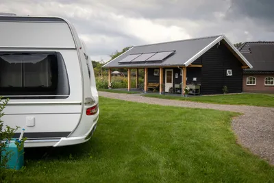 Esch Camping Kaampert  - Blick auf das Rezeptionsgebäude auf dem Campingplatz