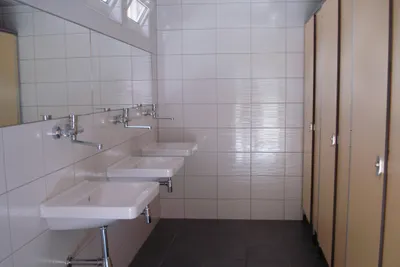 Eurocamping Bojkovice - Sanitärbereich vom Campingplatz mit Waschbecken, Spiegel und Toiletten